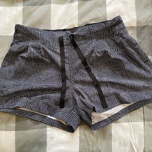 Lululemon 3” cuffed short with ribbon tie
